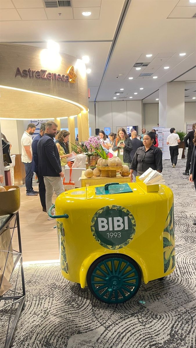 Carrinho amarelo Bibi 1993 em evento corporativo da AstraZeneca