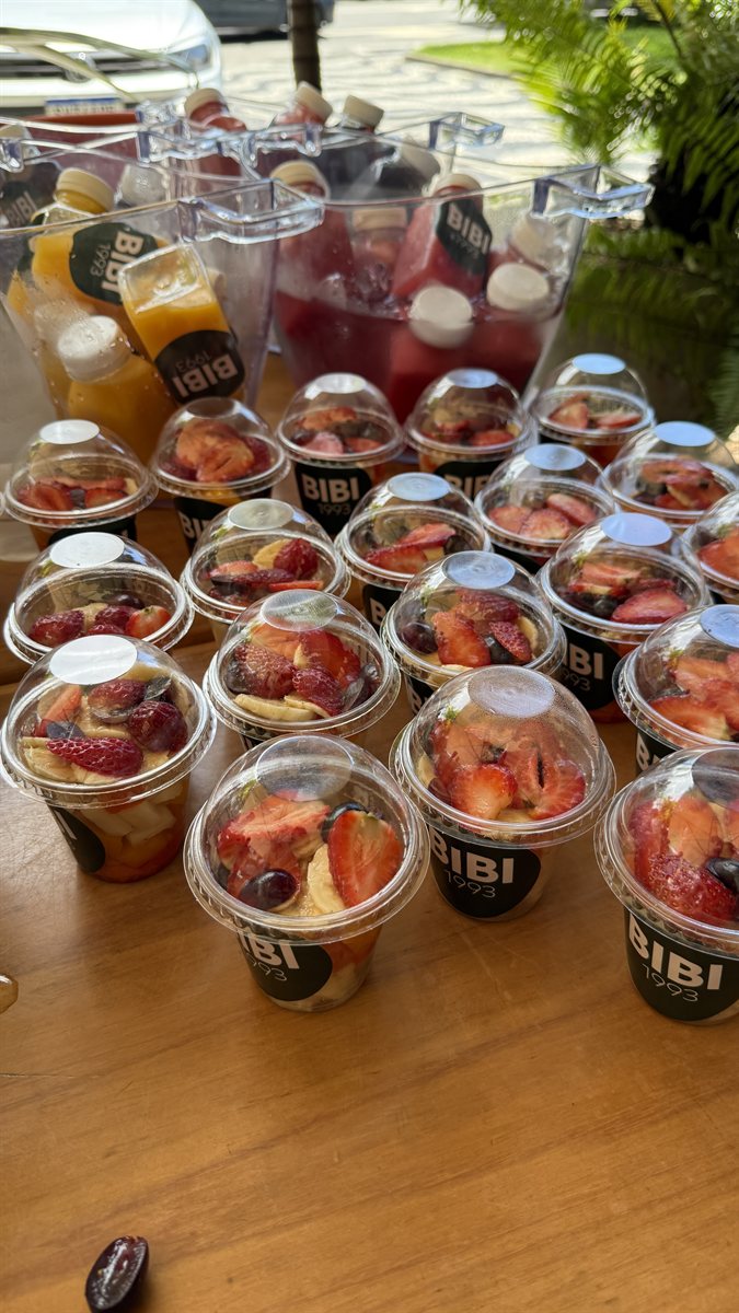 Taças individuais de salada de frutas Bibi servidas em evento