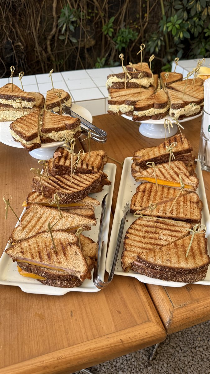 Variedade de mini-sanduíches Bibi apresentados em bandejas para catering