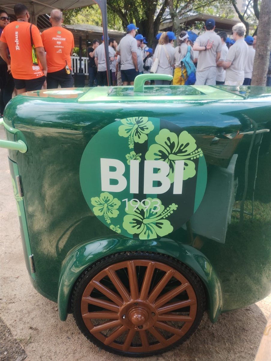 Carrinho verde Bibi em evento esportivo ao ar livre no Rio de Janeiro